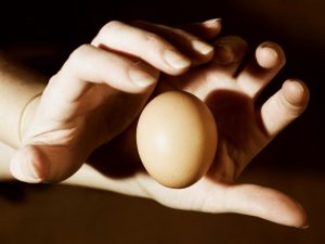 снятие порчи яйцом